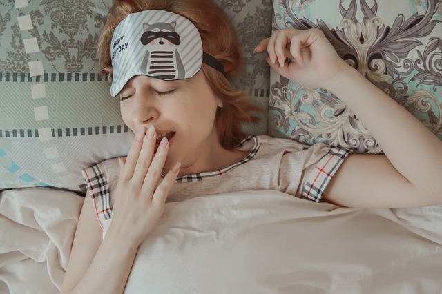 Senna kobieta ziewa przez ciśnienie powietrza